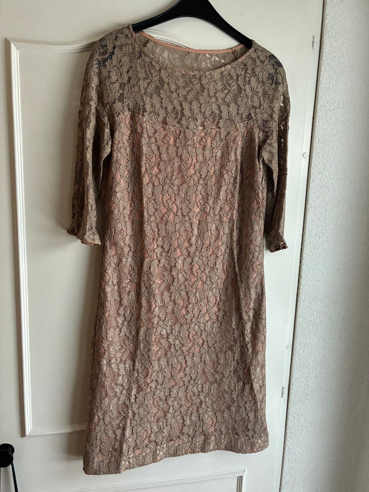 Vanilia Kanten Jurk - Beige/Roze - Maat 38, Maat 38/40 (M), Beige, Ophalen of Verzenden, Knielengte