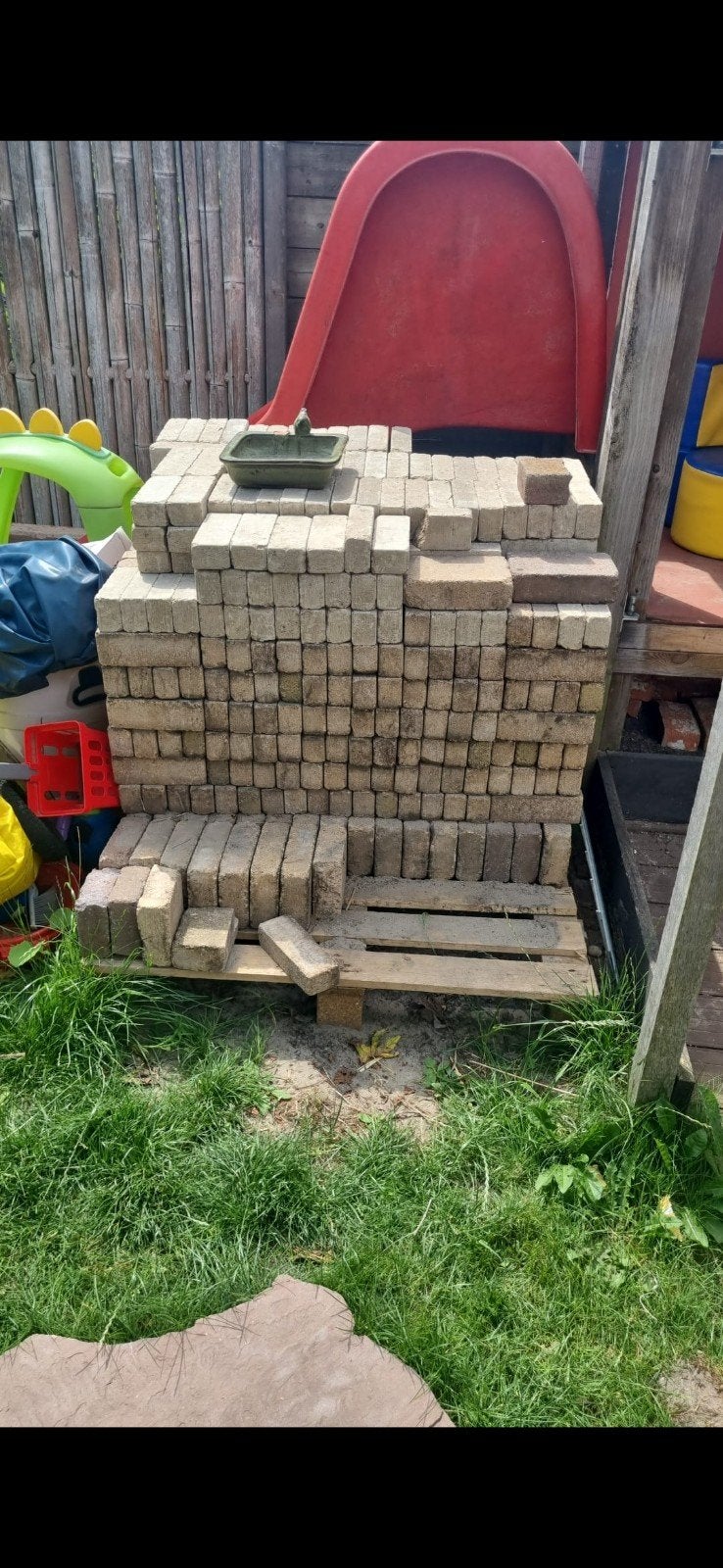Gratis af te halen: Gele/beige waaltjes/klinkers, Tuin en Terras, Tegels en Klinkers, Ophalen, Gebruikt, Beton, Klinkers