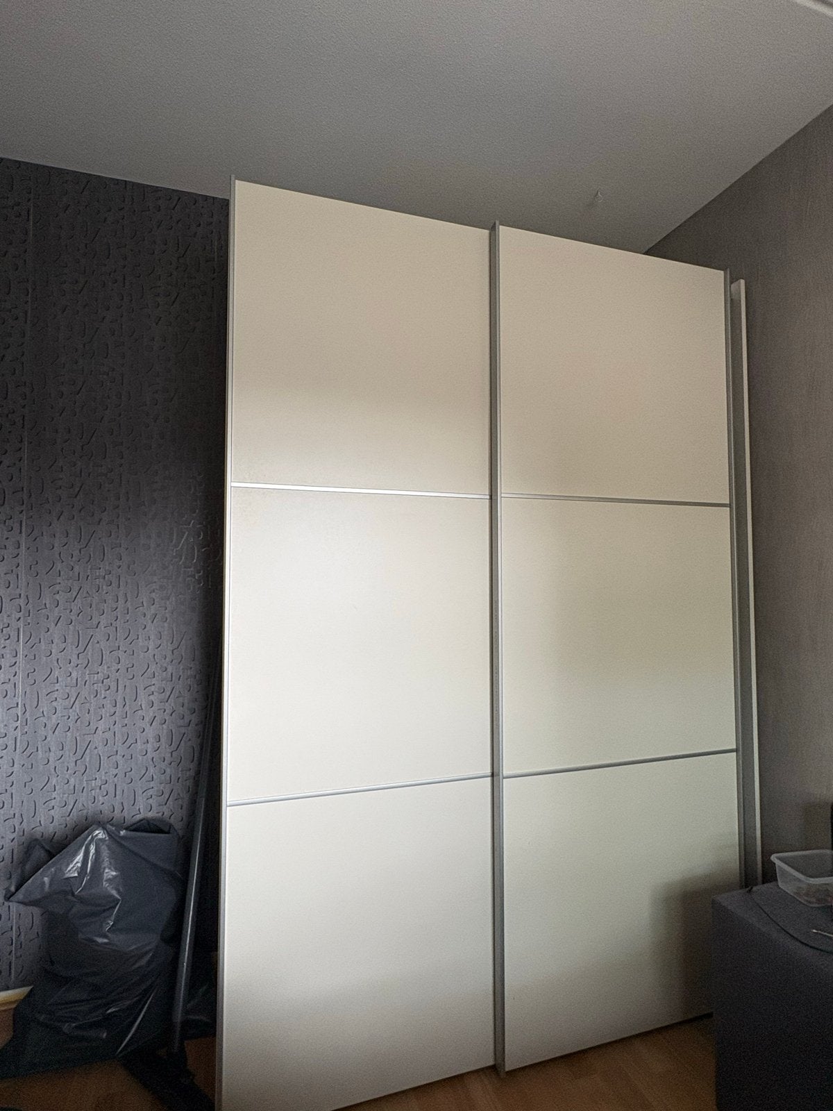 Ruime kledingkast met schuifdeuren en hangruimte, Huis en Inrichting, Ophalen, Met plank(en), Gebruikt, 100 tot 150 cm