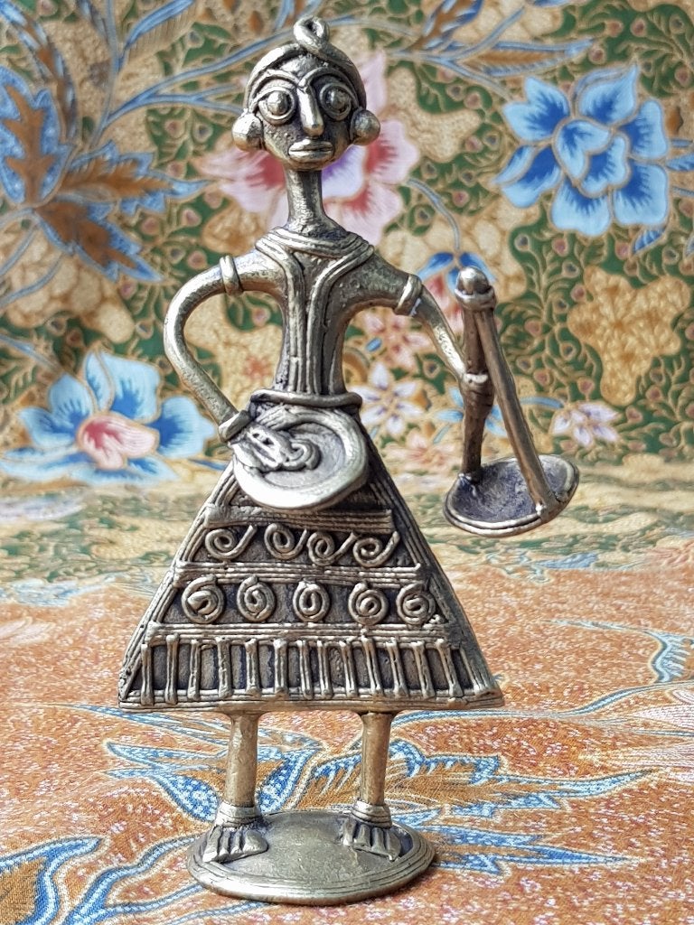 Mooi oud brons beeldje uit India van een vrouw 12 cm., Antiek en Kunst, Handgemaakt, India, Ophalen of Verzenden, Brons