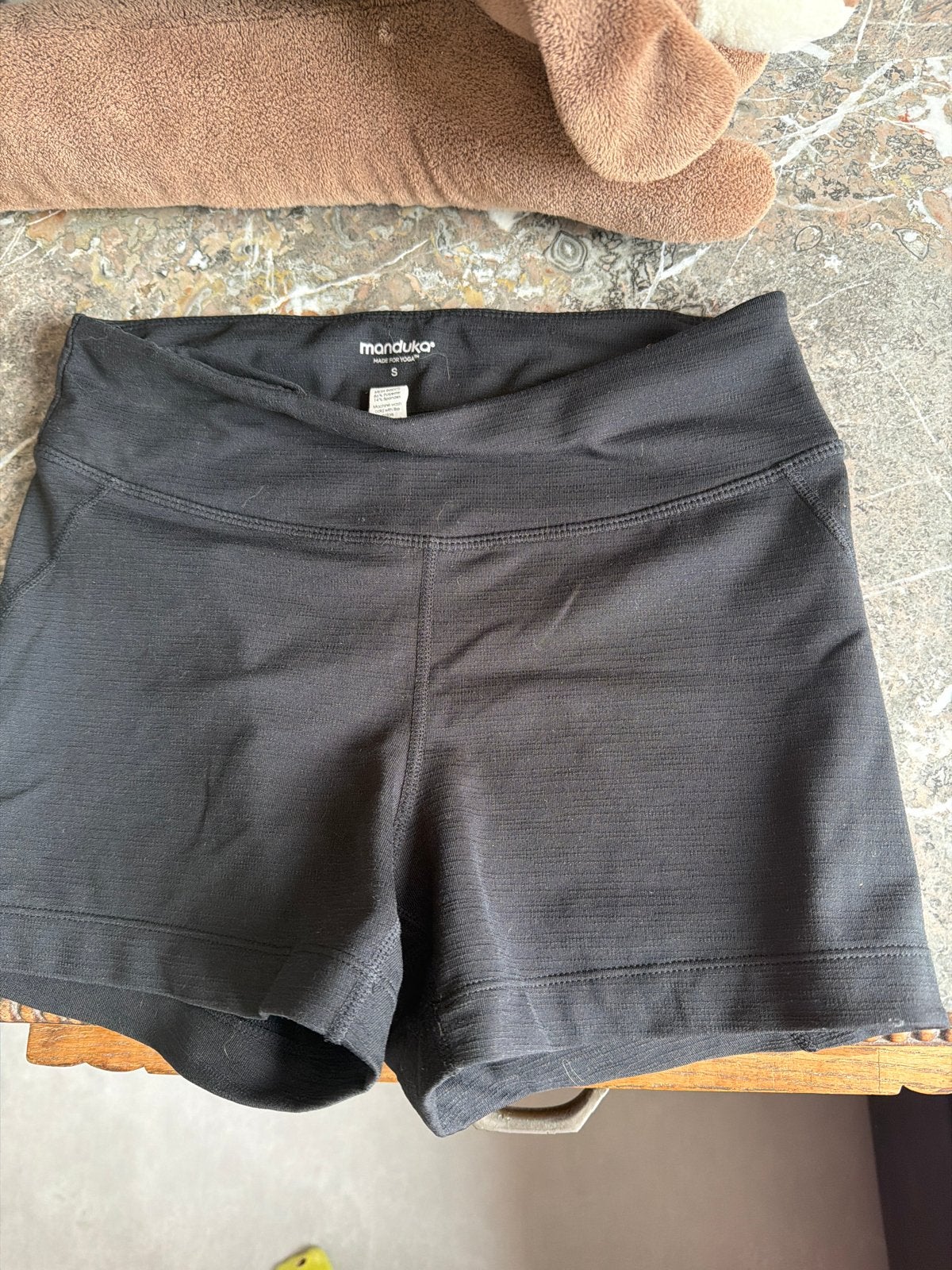 Manduka Yoga Shorts Zwart Maat S, Zwart, Ophalen of Verzenden, Zo goed als nieuw, Maat 36 (S)