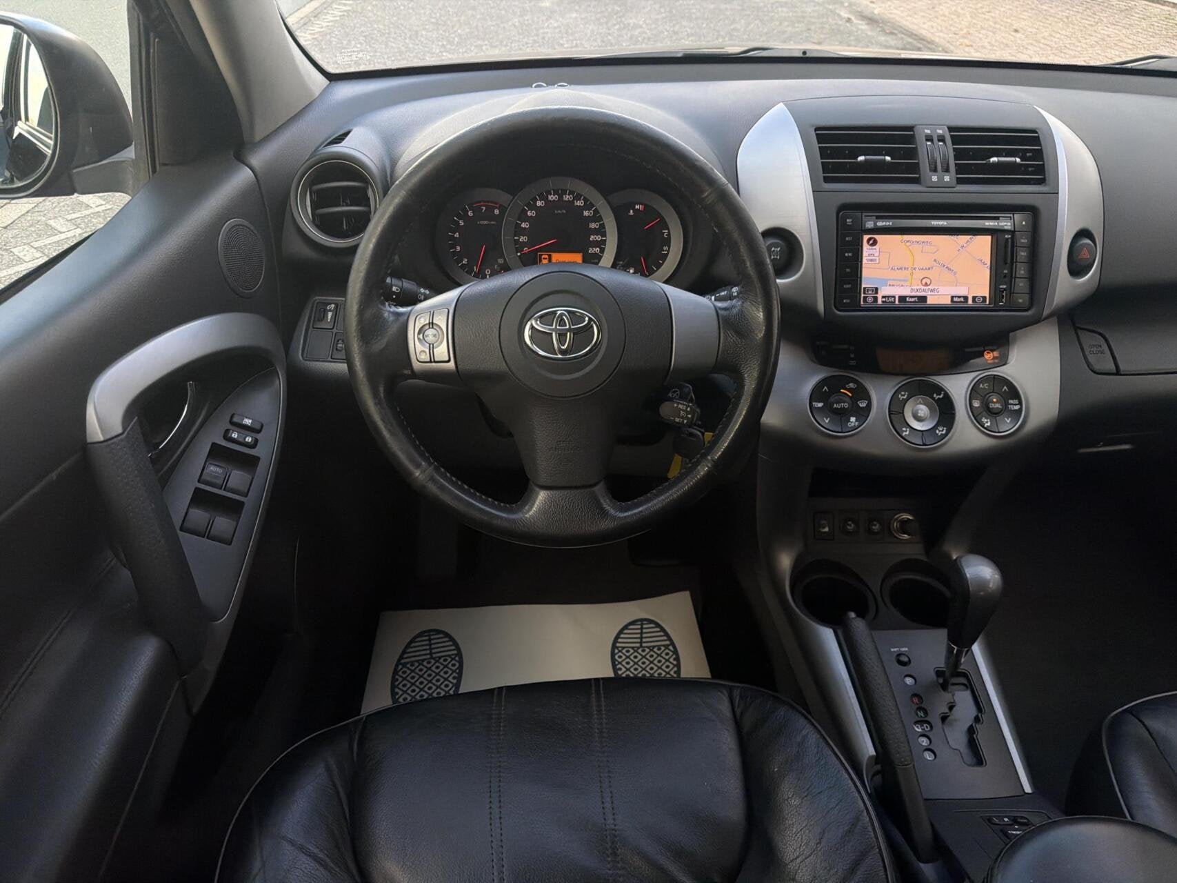 Toyota RAV4 2.0 VVTi Executive - 4WD/AUTOMAAT/CAMERA/NAP, Auto's, Automaat, 1998 cc, Gebruikt, 4 cilinders