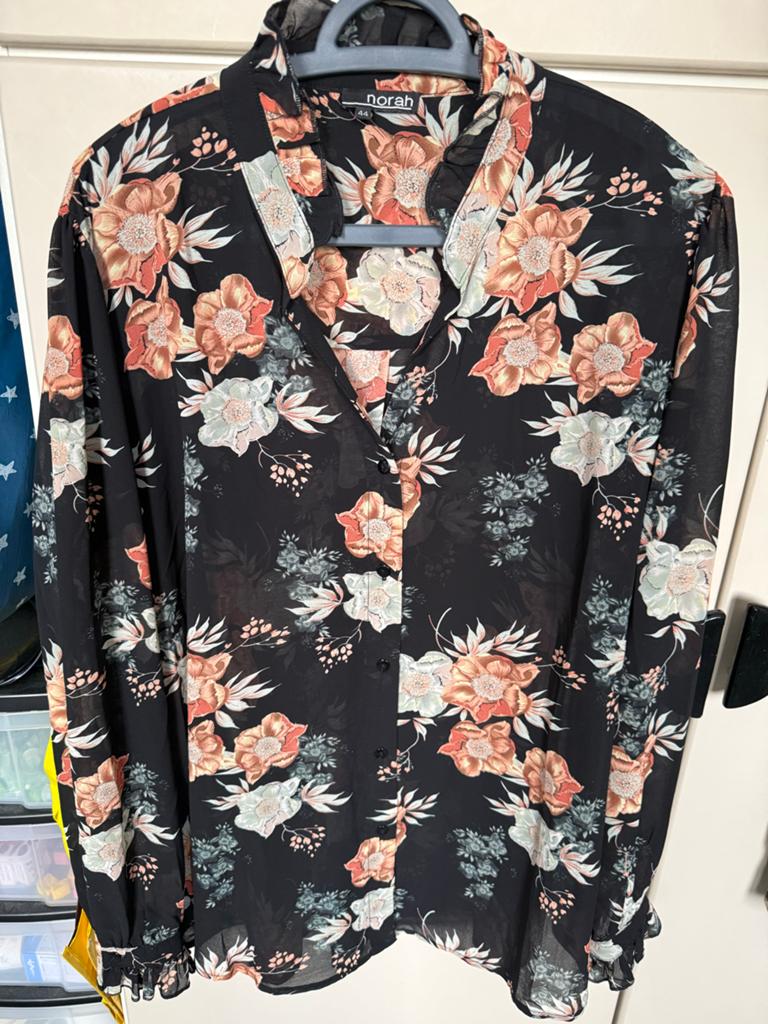 Norah Bloes met Bloemenprint - Maat 44, Kleding | Dames, Blouses en Tunieken, Verzenden, Zo goed als nieuw, Maat 42/44 (L), Zwart