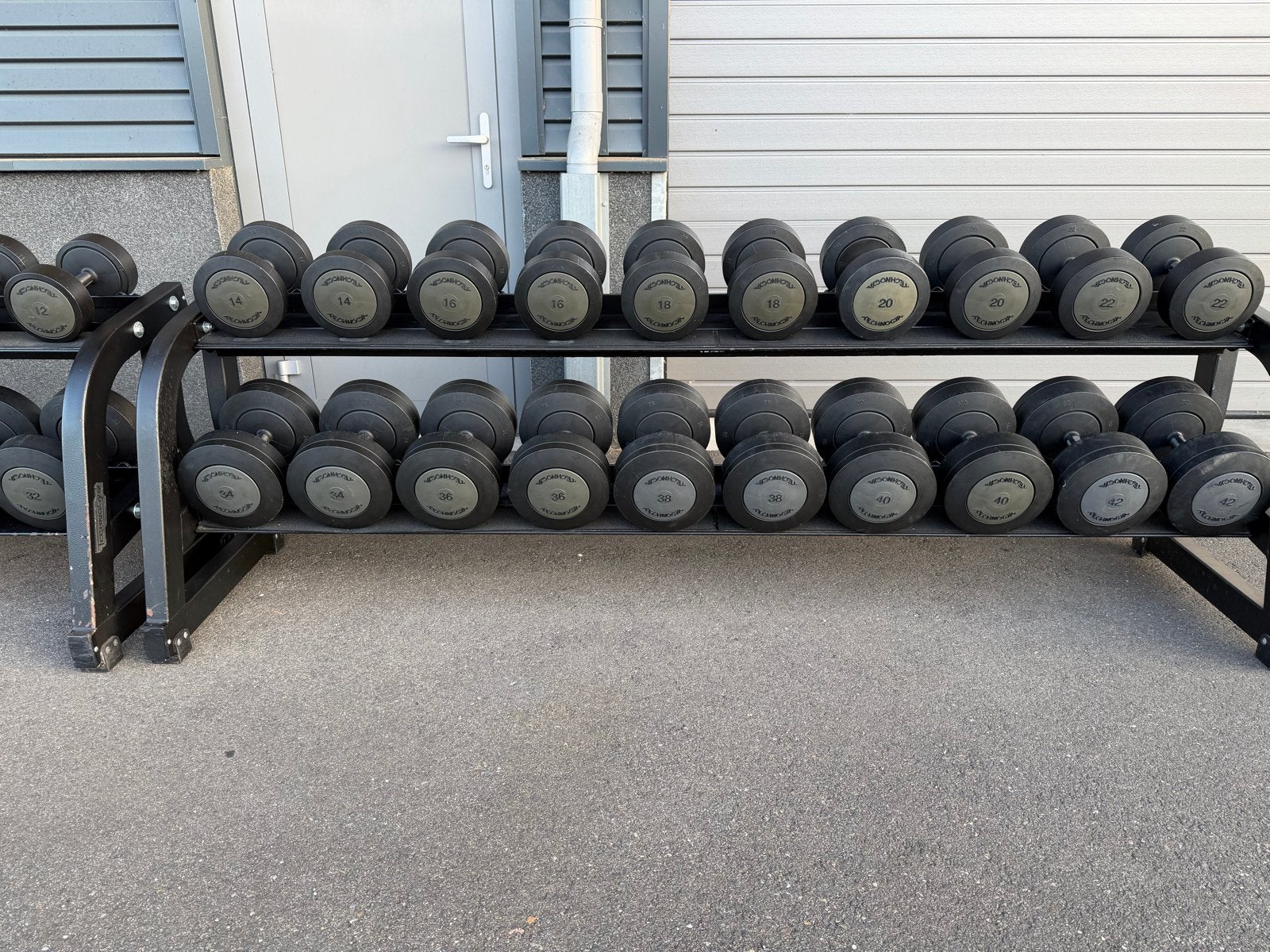 Technogym set dumbbells met rekken 1 t/m 42 kilo, Ophalen, Zo goed als nieuw, Dumbbell