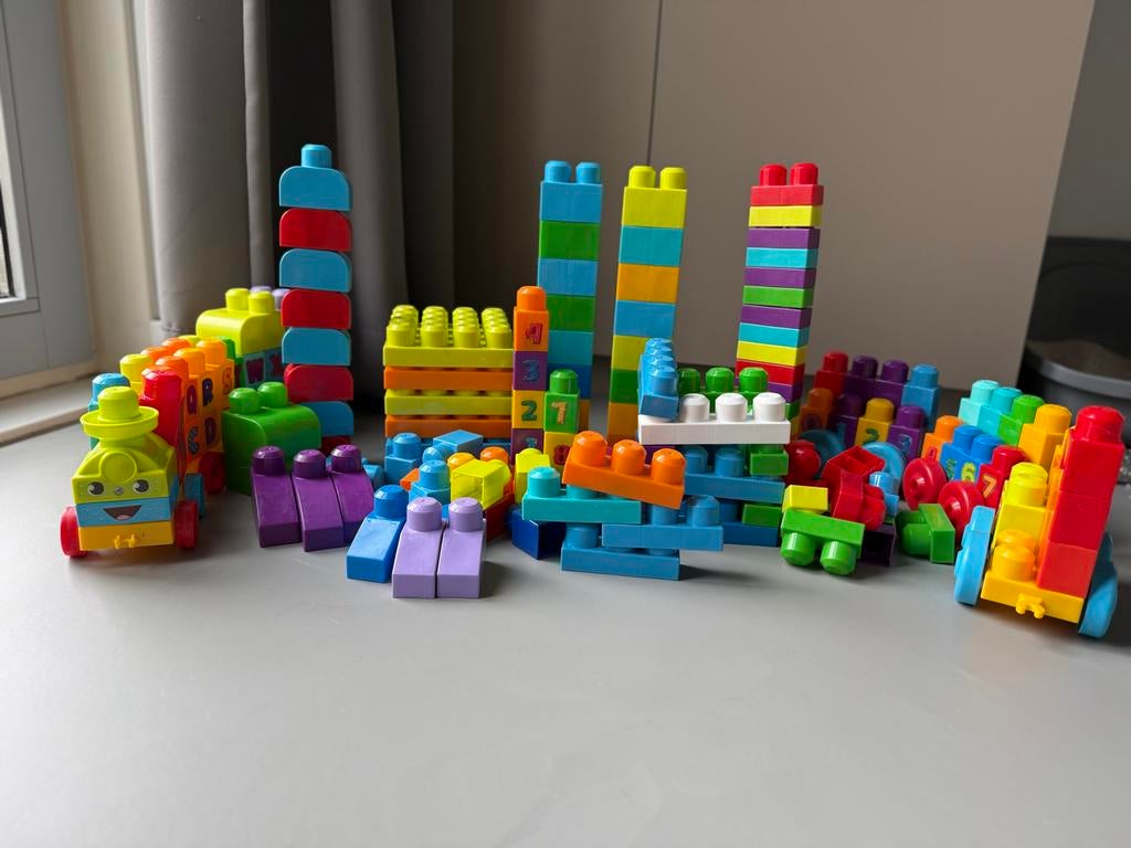 MegaBloks met diverse bouwblokken, letters, cijfers en trein, Ophalen of Verzenden, Zo goed als nieuw, Megabloks