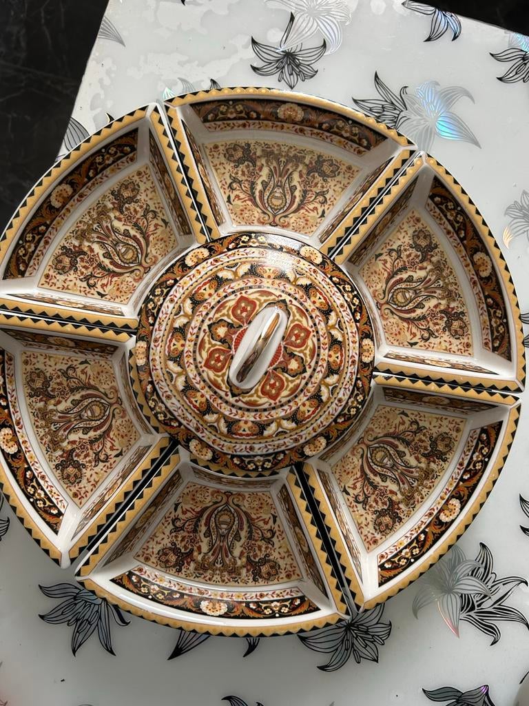 Decoratieve porseleinen serveerschaal met deksel, Ophalen of Verzenden, Overige stijlen, Porselein, Schaal of Schalen