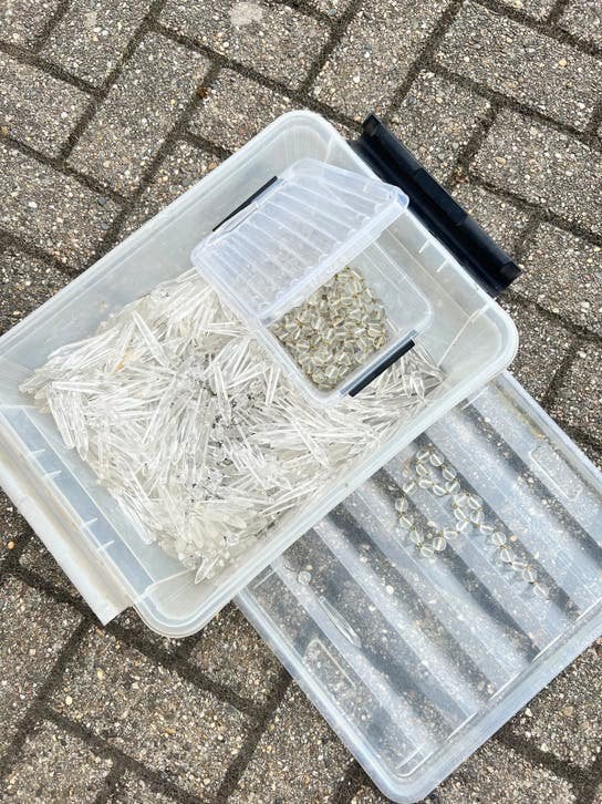 Diverse glazen pegels en kralenketting voor decoratie, Antiek en Kunst, Ophalen