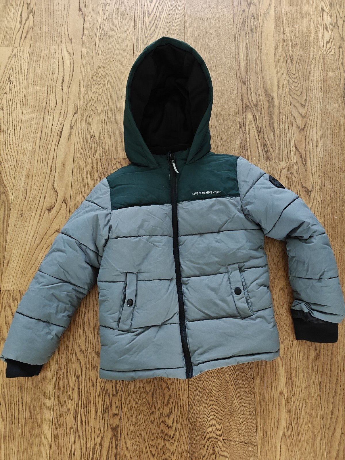 Stoere jongens winterjas - grijs/groen met capuchon, Ophalen of Verzenden, Zo goed als nieuw, Onbekend, Jongen
