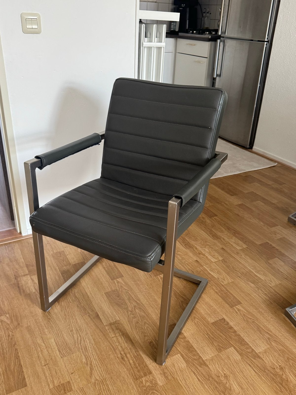 Set van 4 moderne eetkamerstoelen met armleuningen, Huis en Inrichting, Ophalen, Gebruikt, Vier, Metaal