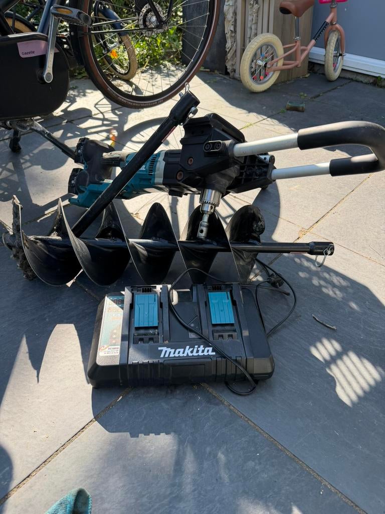 Makita Accu Grondboor 18V + 2x 5.0A accu’s + duo lader, Doe-het-zelf en Verbouw, Gereedschap | Boormachines, Zo goed als nieuw