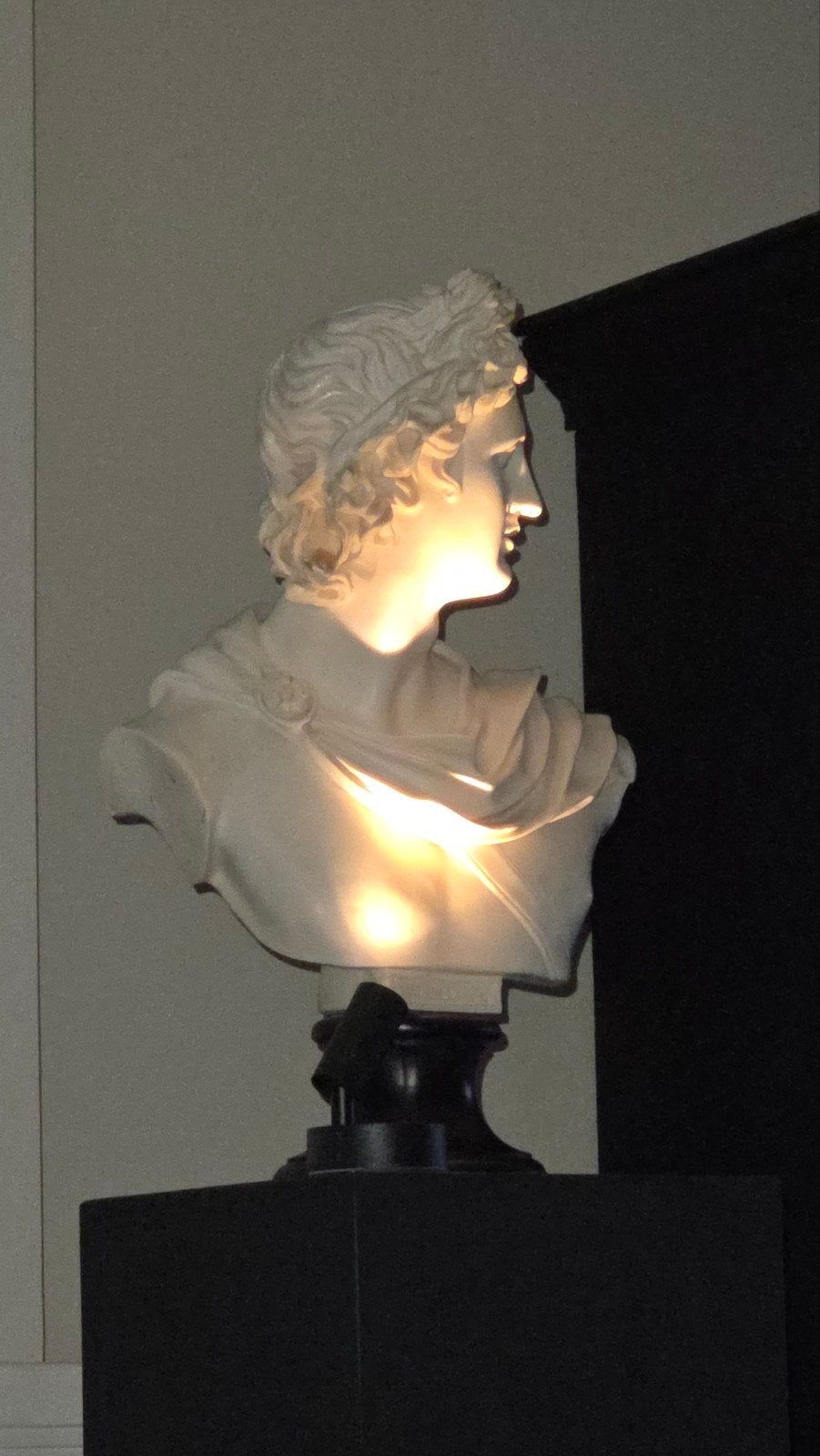 Apollo buste met zwarte sokkel...€225,=, Ophalen of Verzenden