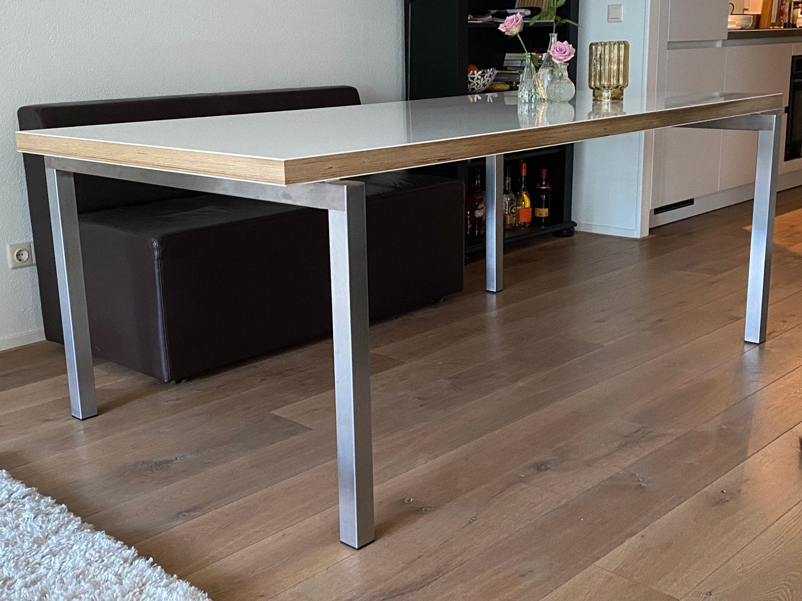 Moderne eettafel met wit blad., Ophalen, 200 cm of meer, 50 tot 100 cm, Zo goed als nieuw