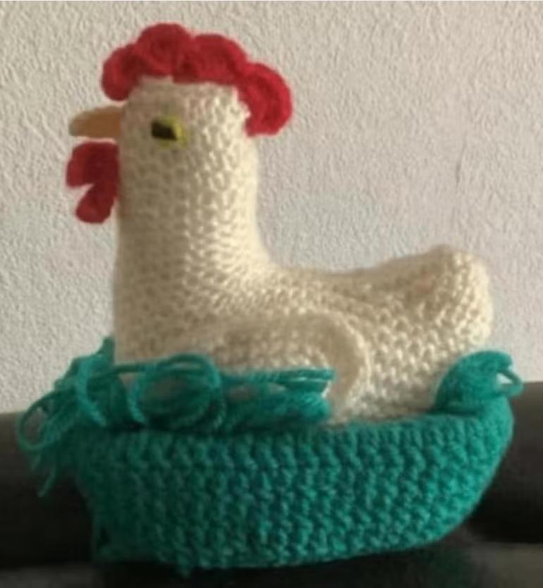 Handgemaakte, gebreide kip, paaskip in mandje, Ophalen of Verzenden, Zo goed als nieuw