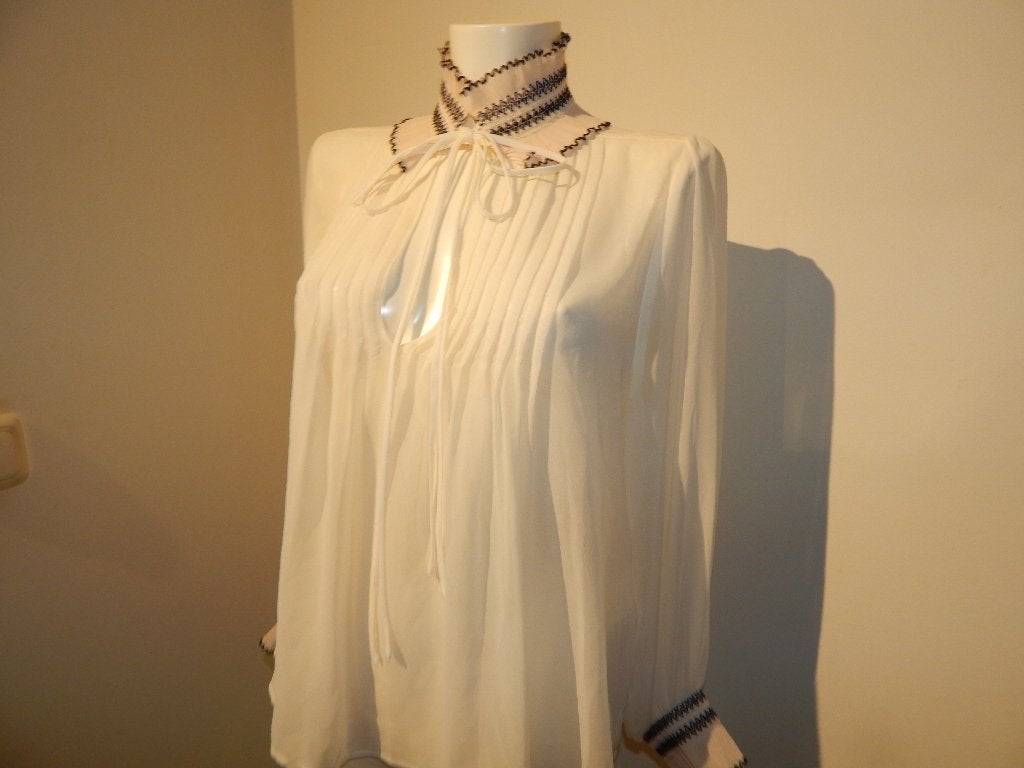 Sandro beeldige blouse voile opstaand kraagje met strikje 2, Kleding | Dames, Blouses en Tunieken, Maat 38/40 (M), Overige kleuren