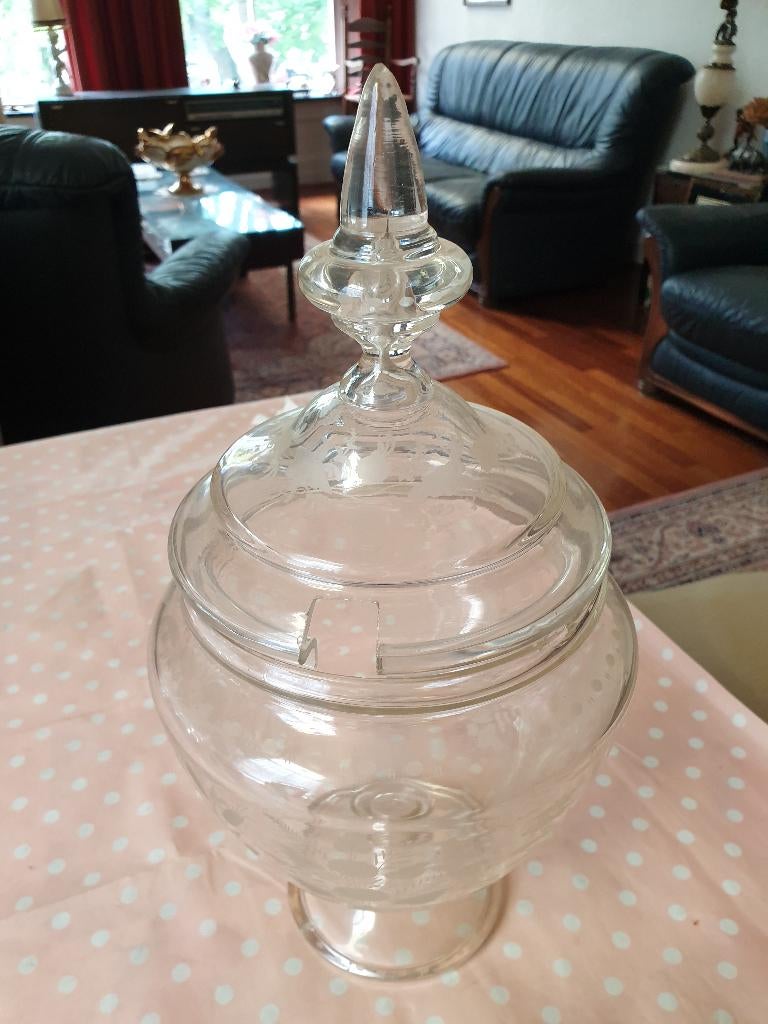 Glazen bowlpot met gegraveerd bloemmotief en deksel, Ophalen