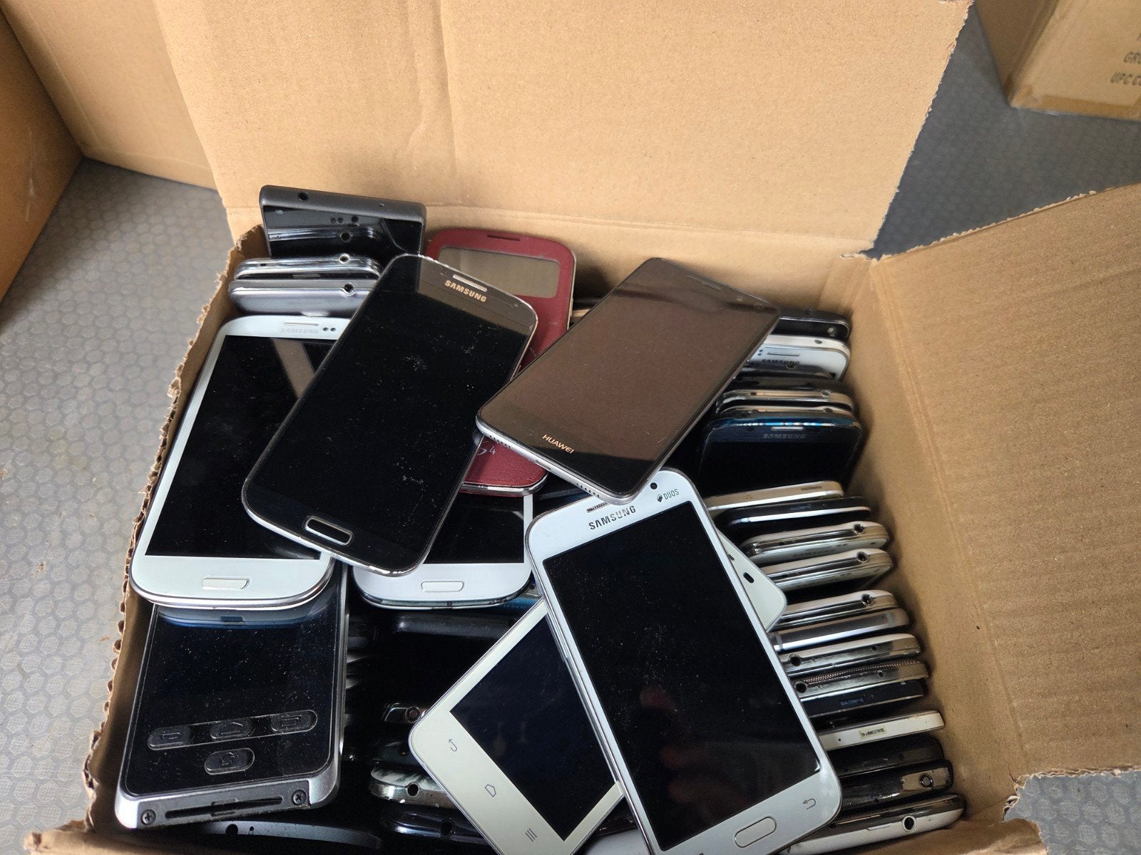 AANGEBODEN PARTIJ VAN 237 STUKS TELEFOONS, Gebruikt, Overige modellen, Zwart, 32 GB