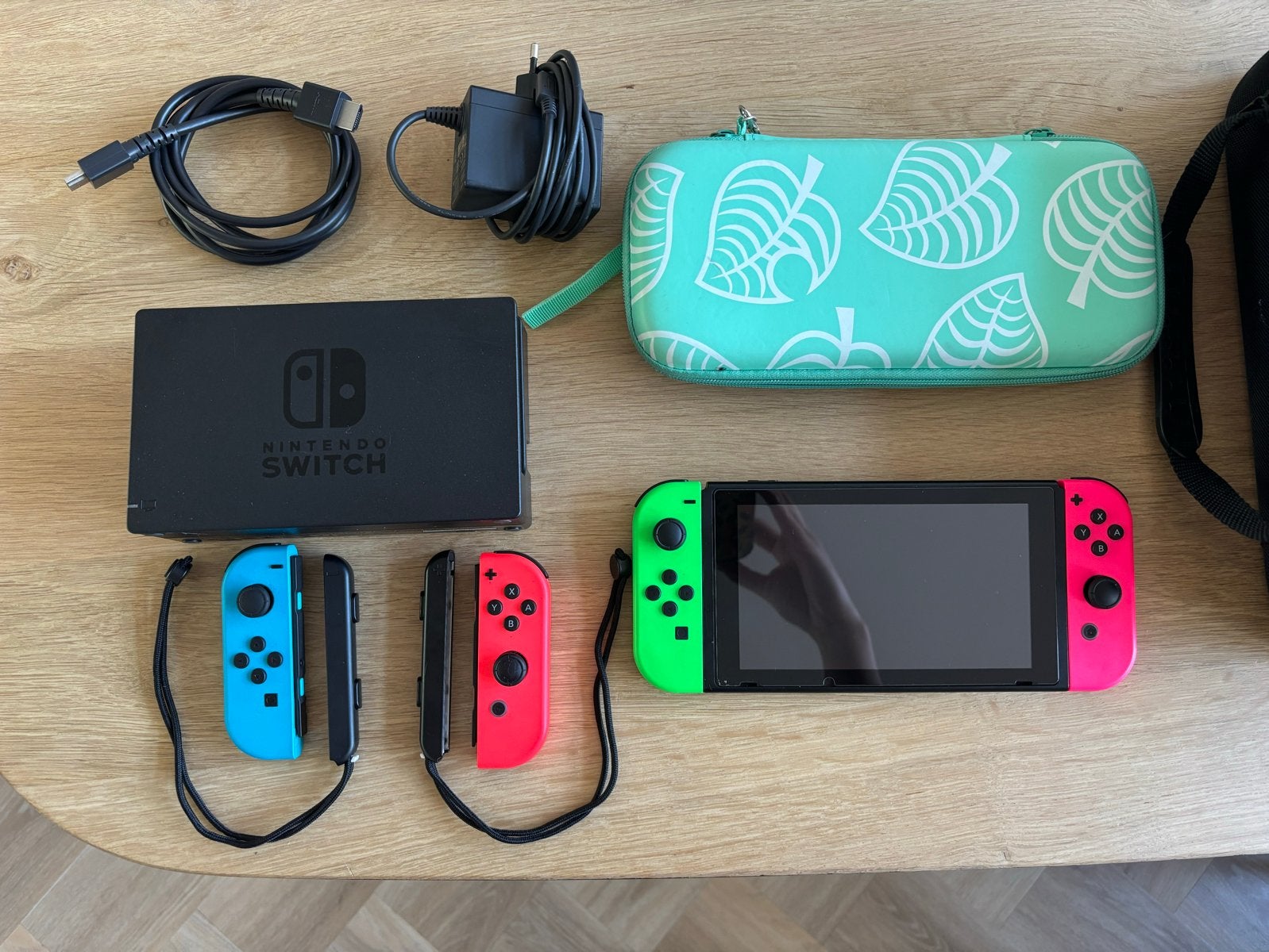 Nintendo Switch (2019 Upgrade) met 2 controllers en hoes, Spelcomputers en Games, Ophalen, Gebruikt, Met 2 controllers, Switch 2019 Upgrade