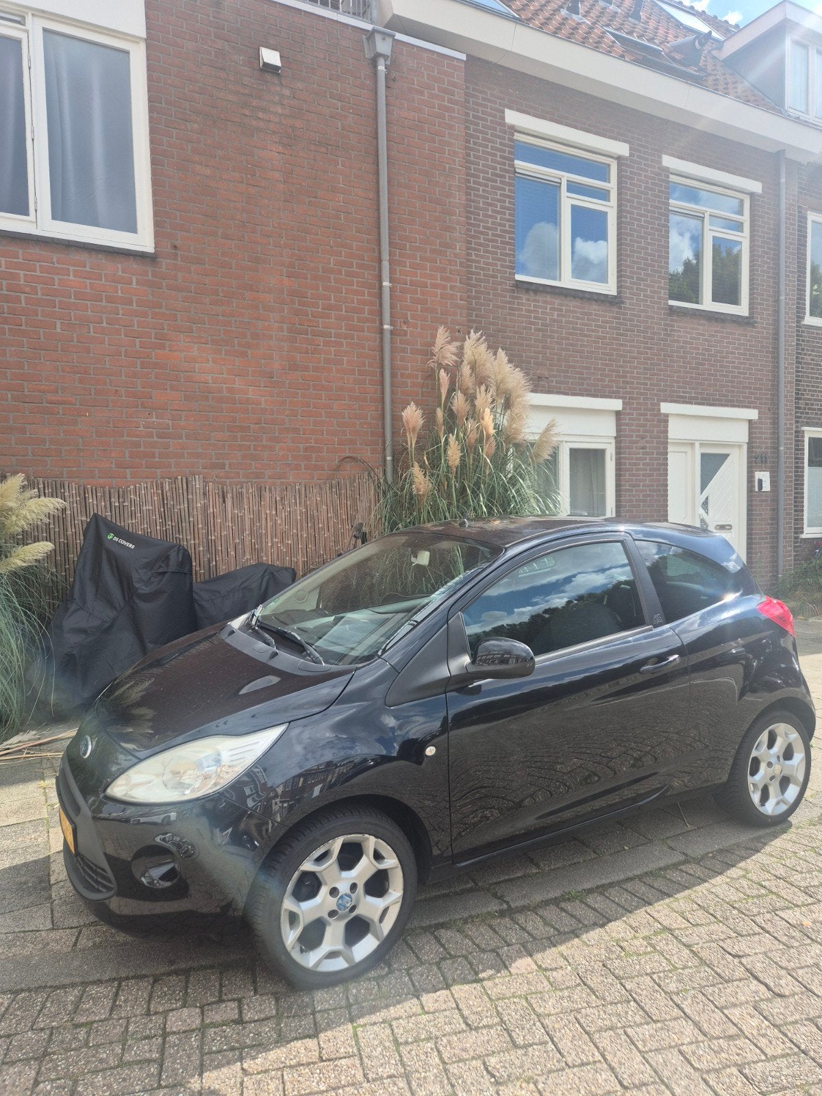 Ford Ka 1.2 Titanium  2010  97.000 km en nieuwe distrib, Auto's, Ford, Voorwielaandrijving, 1242 cc, 4 cilinders, 4 stoelen