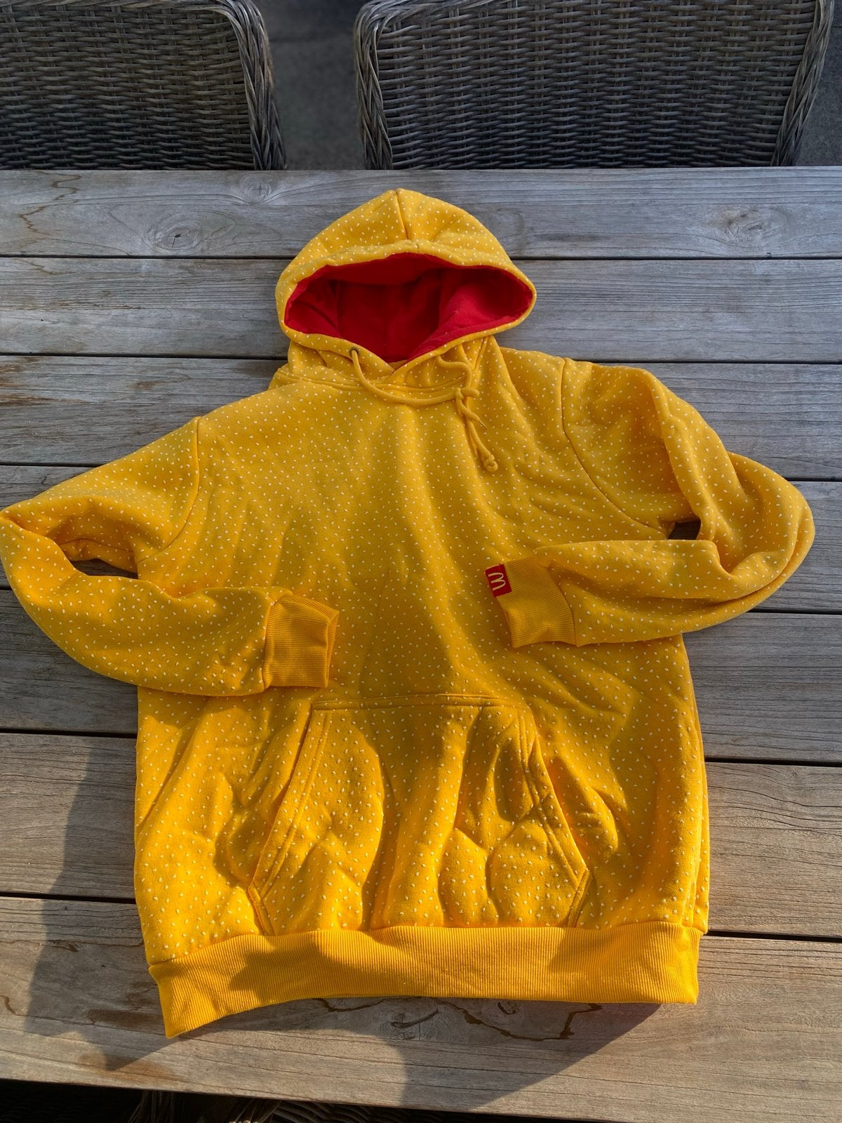 McDonald's Hoodie Geel met Rode Capuchon - Maat L, Ophalen of Verzenden, Zo goed als nieuw, Maat 42/44 (L), Geel