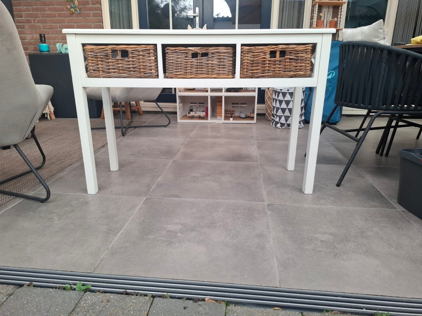 Witte sidetable met rieten manden, Huis en Inrichting, Ophalen, Gebruikt, 75 cm of meer, Landelijk, Modern
