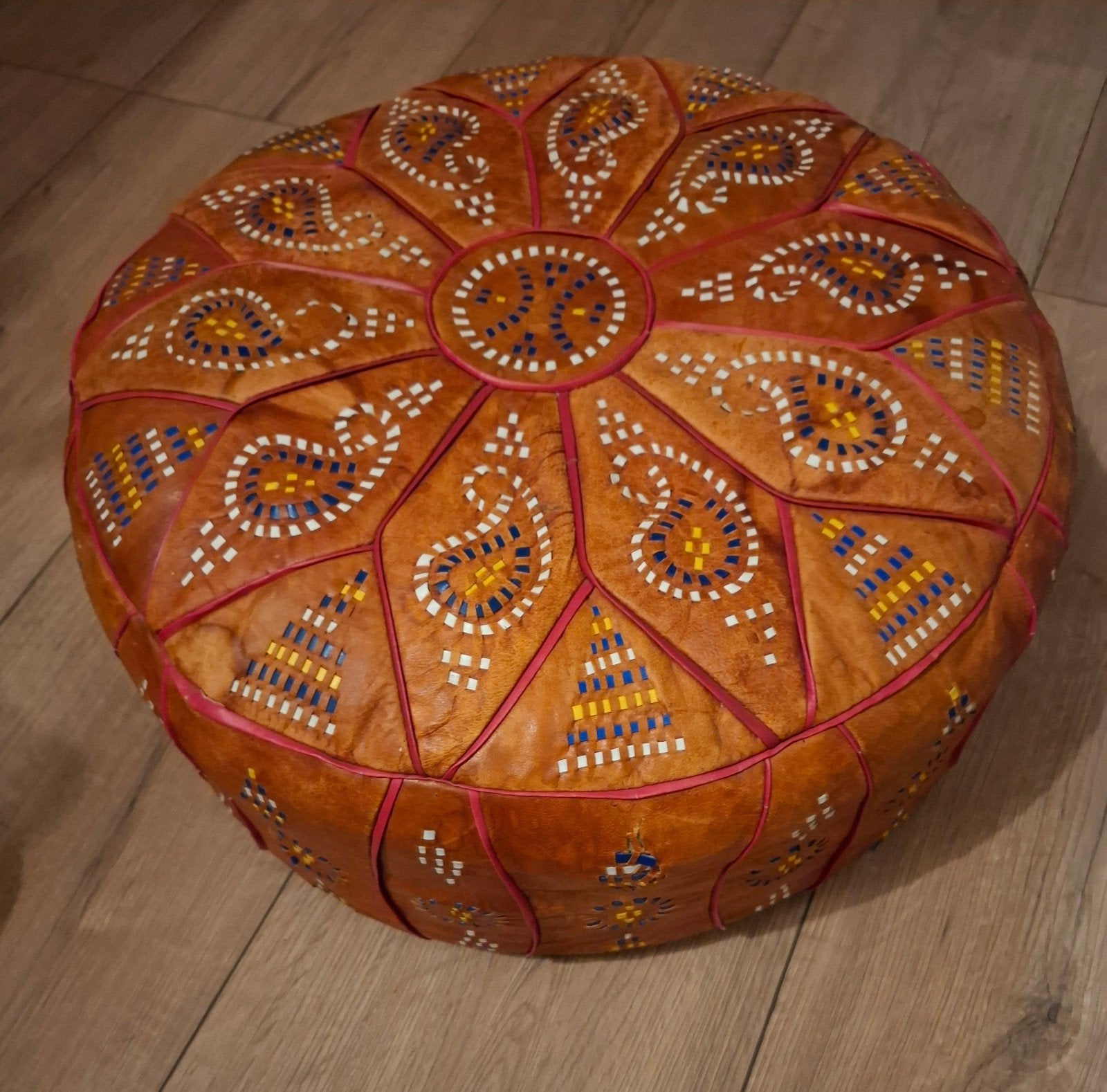 Vintage Marokkaanse poef van leer 
met kleurrijke borduursel, Ophalen, Gebruikt, Rond, Leer