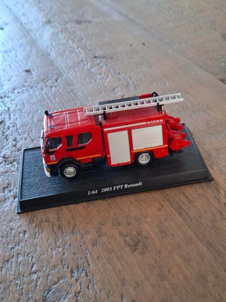 Renault FPT 2003 brandweerauto 1:64 miniatuur met display, Overige merken, Auto, Groter dan 1:32, Ophalen of Verzenden