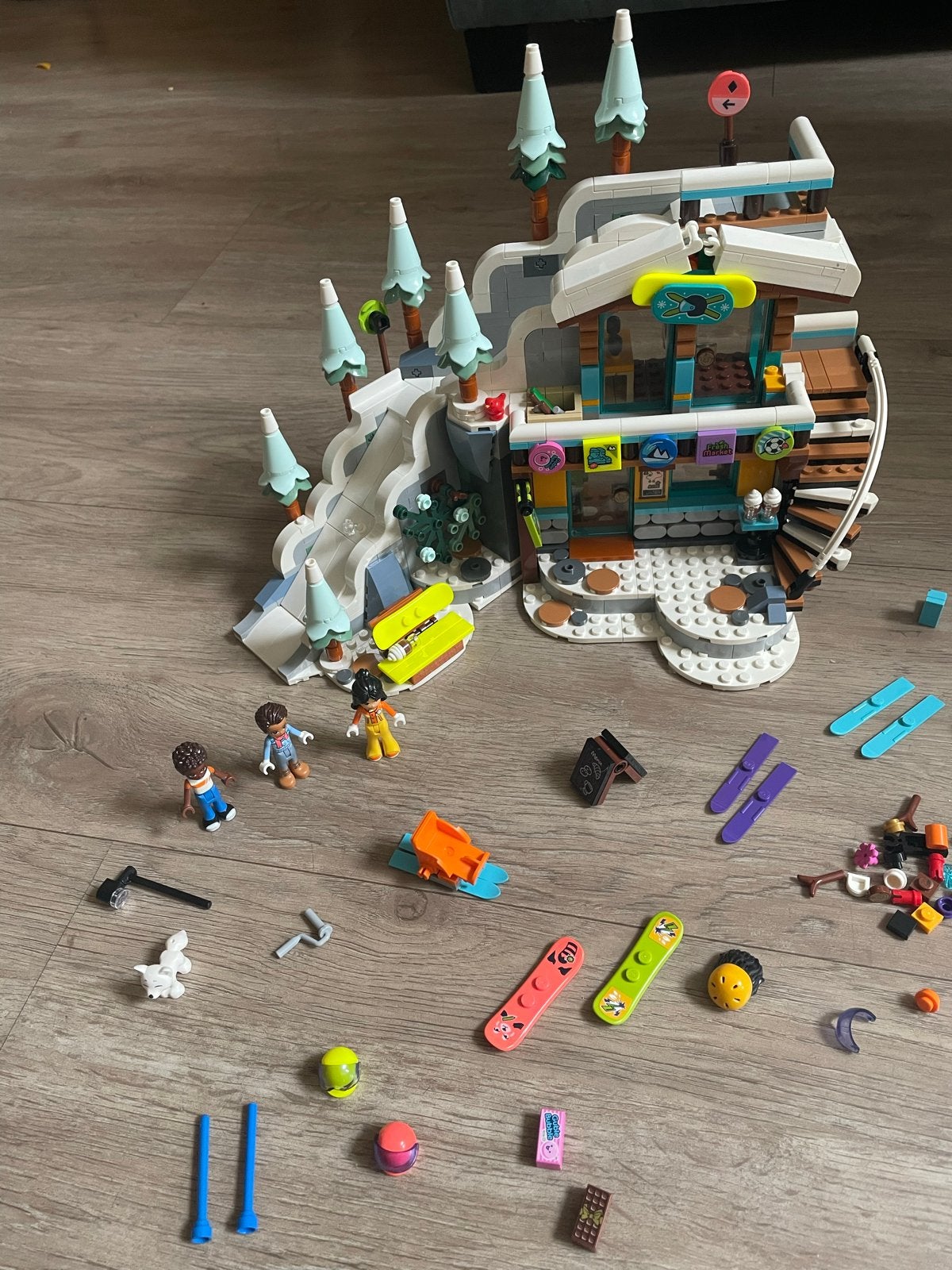 LEGO Friends Wintersport Resort (41756) met accessoires, Ophalen of Verzenden, Zo goed als nieuw, Overige merken