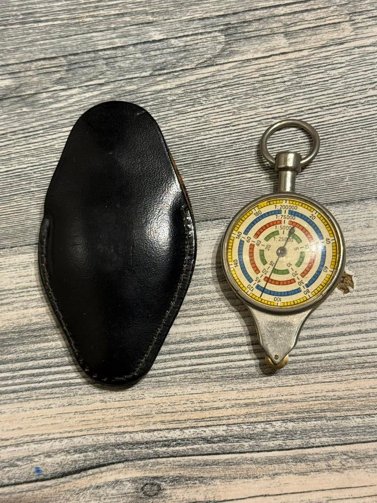 Duitse WW2 curvemesser (kaartmeter) met leren hoes, Verzamelen, Militaria | Tweede Wereldoorlog, Ophalen of Verzenden, Landmacht