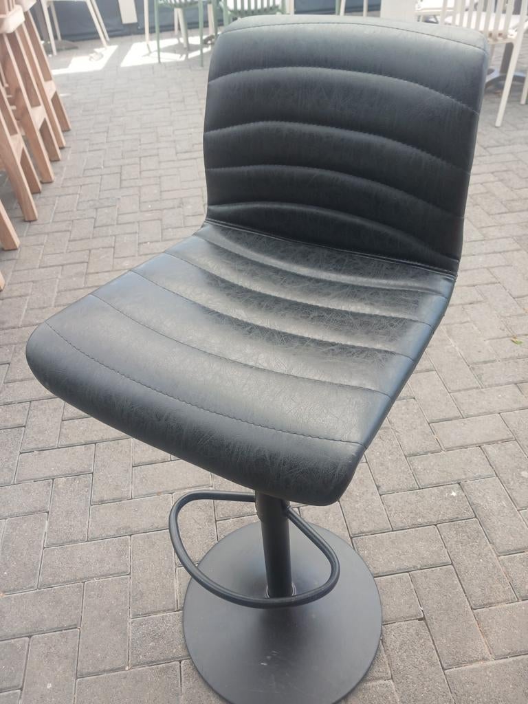 Zwarte barkruk met rugleuning en voetsteun 6 stuks, Ophalen, Gebruikt, In hoogte verstelbaar, Metaal