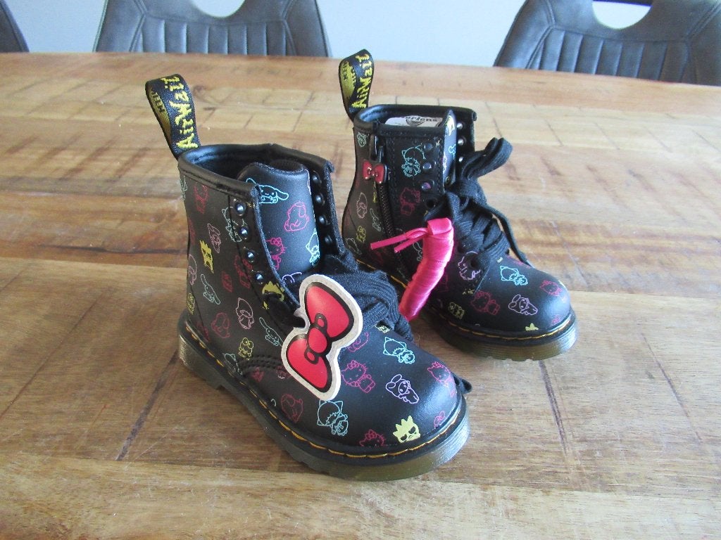 Nieuwe Dr Martens Hello Kitty boots 22, Dr. Martens, Jongen of Meisje, Nieuw, Ophalen of Verzenden