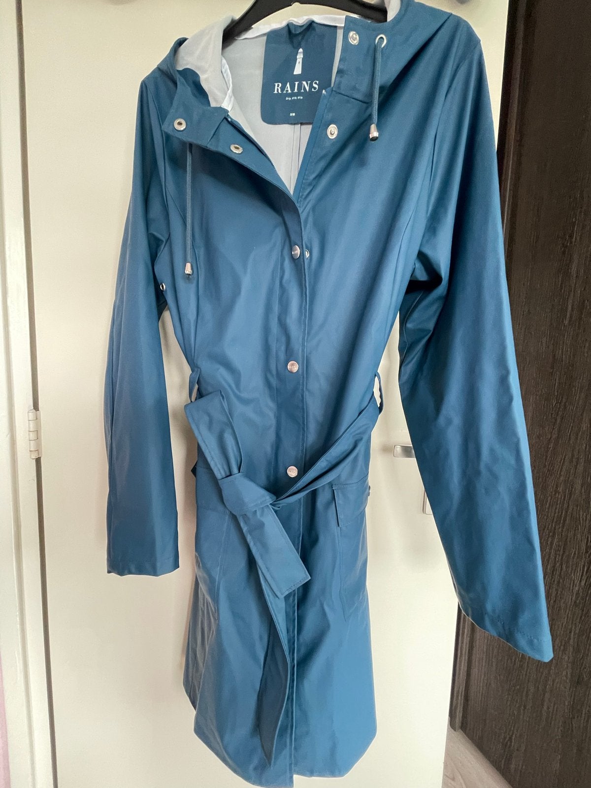 Rains Lange Regenjas Lichtblauw Maat S/M, Ophalen, Zo goed als nieuw, Maat 38/40 (M), Blauw