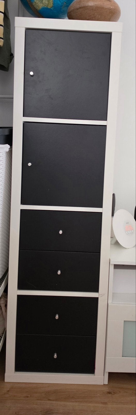 ikea kallax expedit 4x1 met zwarte deuren en lades, Huis en Inrichting, Kasten | Wandmeubels, Ophalen, Gebruikt, 100 tot 150 cm