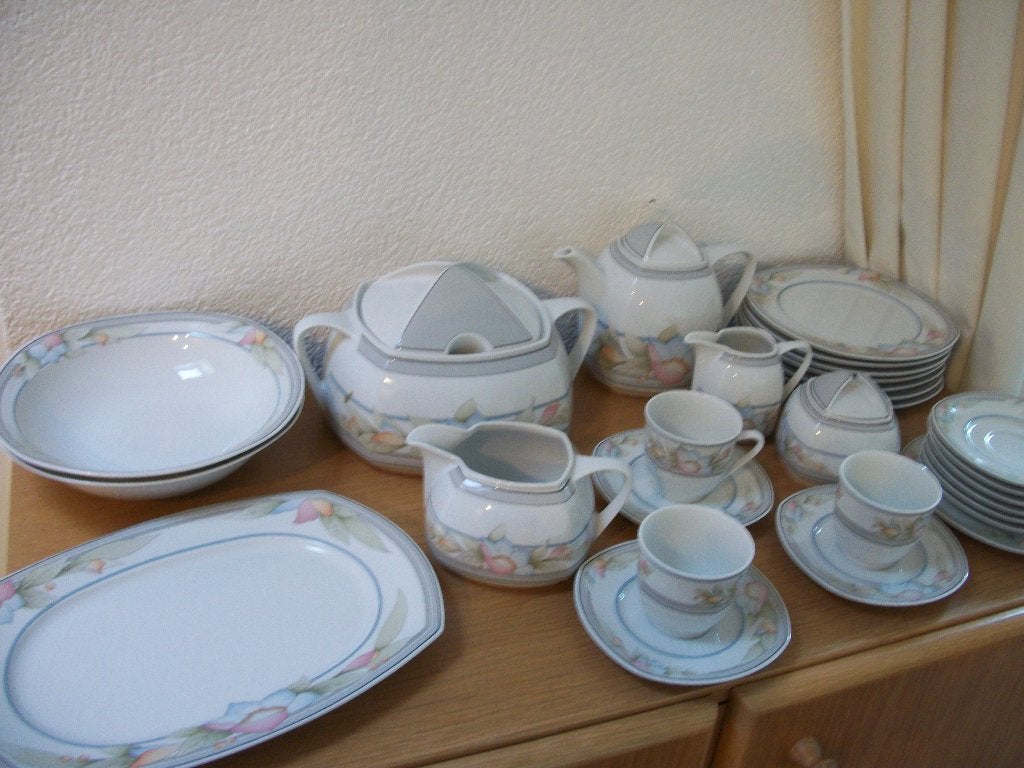 Servies Roze Blauw - Schaal Theepot Sauskom Roomstel - zgan, Huis en Inrichting, Keuken | Servies, Ophalen of Verzenden, Overige stijlen