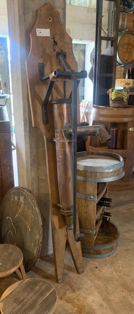 Antieke Koperen Wandwaterpomp op Houten Achterbord, Antiek en Kunst, Ophalen, Koper