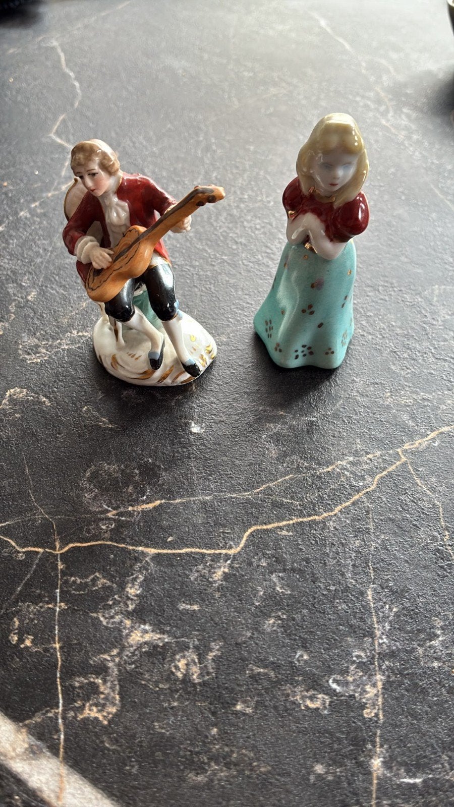 Miniatuur beeldjes: Man met gitaar en Vrouw (7 cm), Verzamelen, Ophalen of Verzenden, Gebruikt