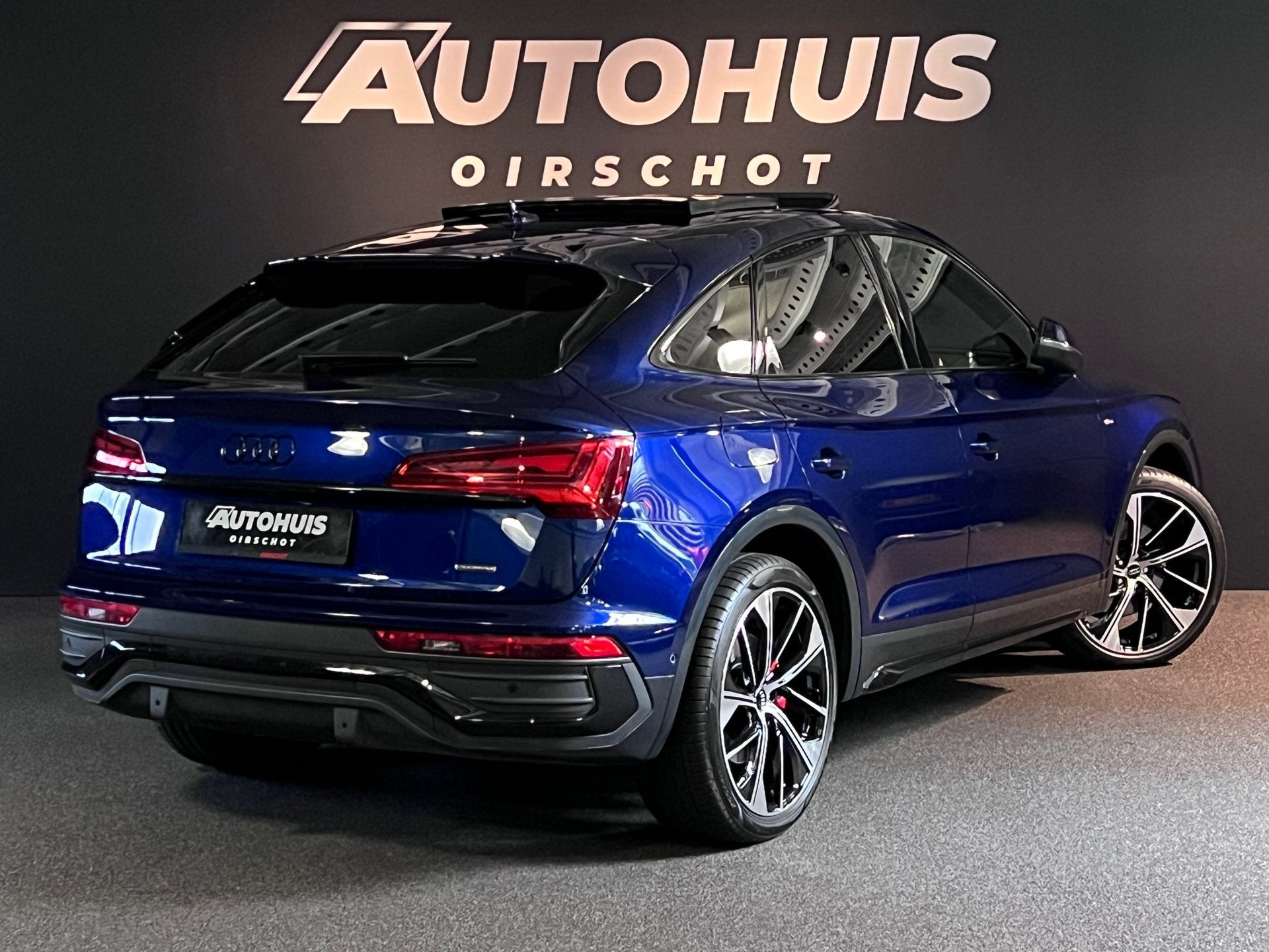 Audi Q5 Sportback 55 TFSI e S edition Competition 367 PK/Pan, Auto's, Automaat, Gebruikt, 4 cilinders, Blauw