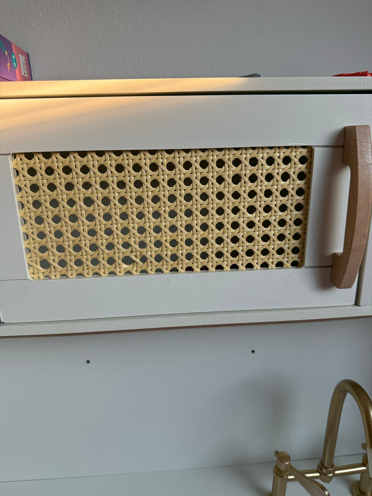 Houten speelkeuken met rotan details en gouden kraan, Ophalen, Zo goed als nieuw, Hout, Speelkeuken
