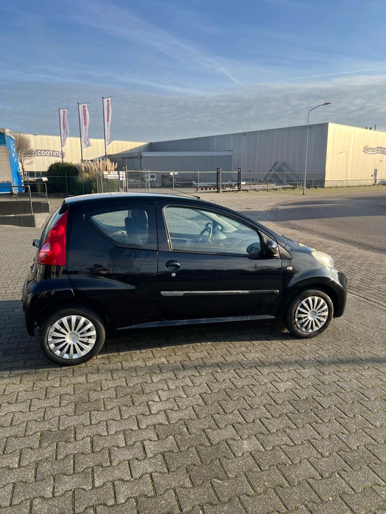 Peugeot 107 1.0 12V 3DR 2009 Zwart, Auto's, Voorwielaandrijving, Elektrische ramen, 4 stoelen, Handgeschakeld