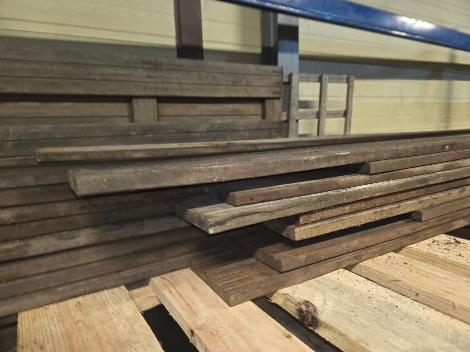 18x Hardhouten planken(4.50 lang) en palen (30x), Ophalen, Gebruikt, 25 tot 50 mm, Plank