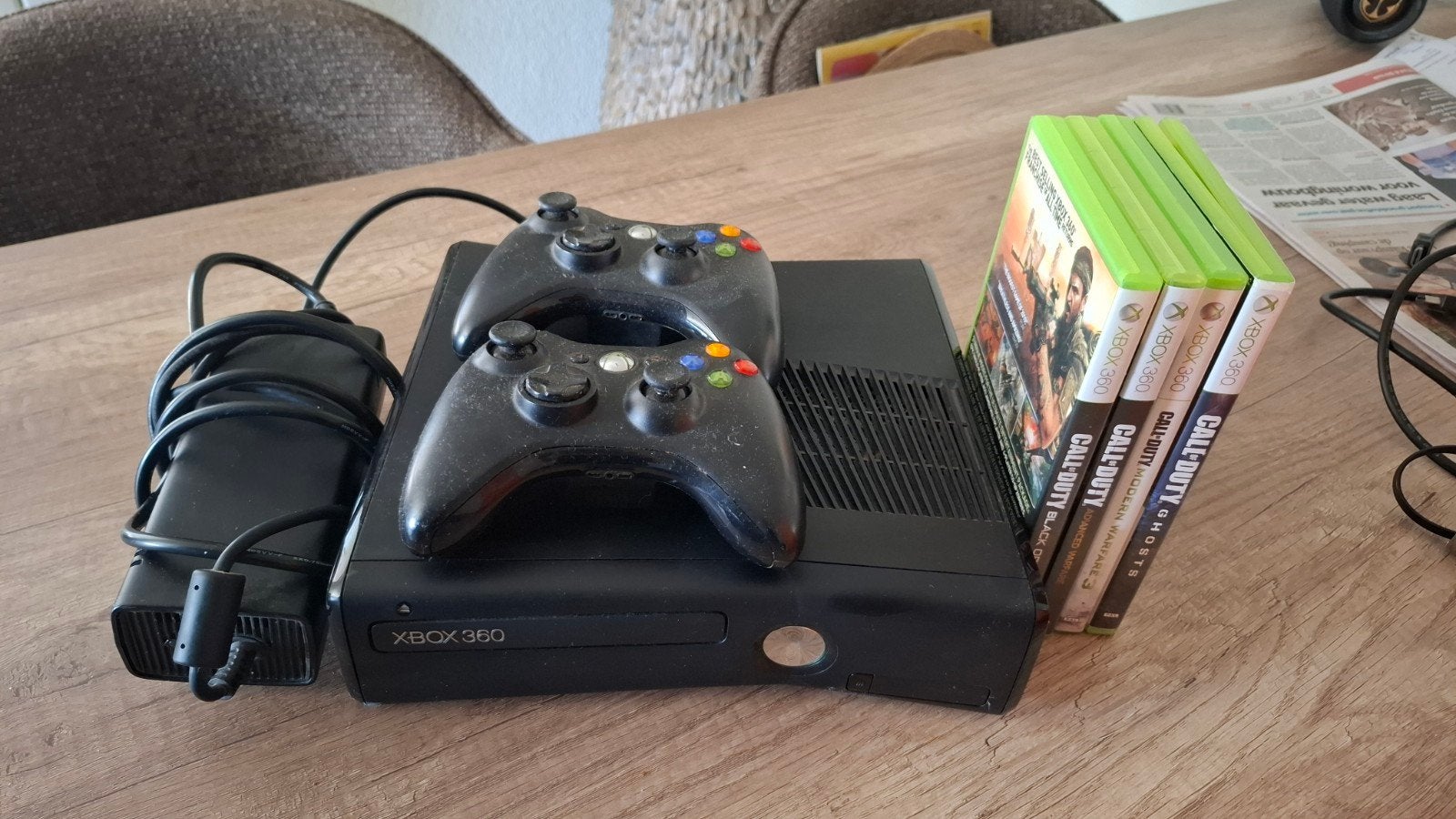 Xbox 360 Compleet met 2 Controllers en 4 x Call of Duty Spel, Ophalen, Gebruikt, Shooter, 2 spelers