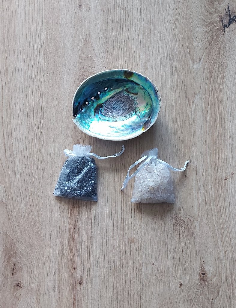 Abalone schelp en zakjes bergkristal en hematiet, Ophalen of Verzenden, Schelp(en)