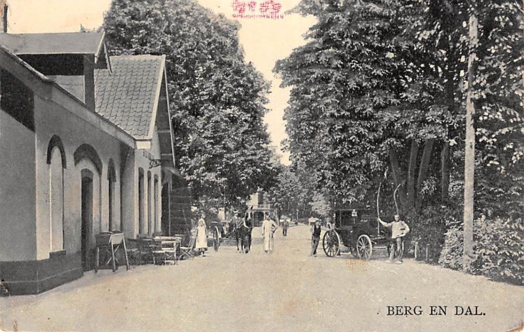 Berg en Dal Koetsen bij het Station Nijmegen, Verzenden, Voor 1920, Gelopen, Gelderland