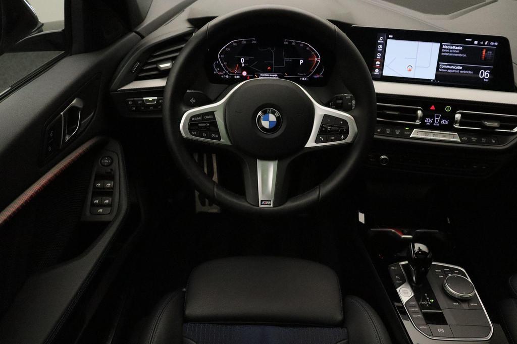 BMW 1-serie 118i 2024 | M Sport Pro Pack | Schuifkantel Dak, Auto's, BMW, 136 pk, Gebruikt, Leder en Stof, Zwart