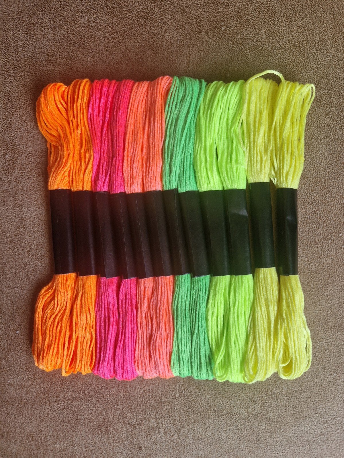 12 strengen fluorescerend borduurzijde borduurgaren, Ophalen of Verzenden, Nieuw, Borduurgaren of Zijde