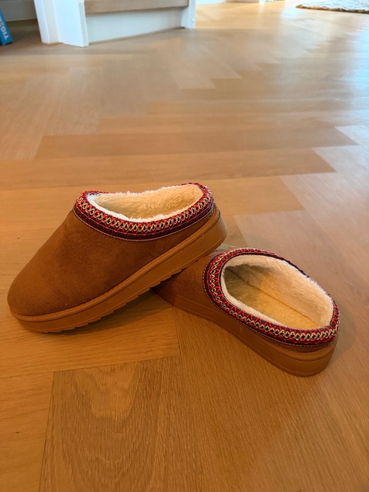 Comfortabele bruine pantoffels - maat 39, Ophalen, Zo goed als nieuw, Bruin, Pantoffels of Sloffen