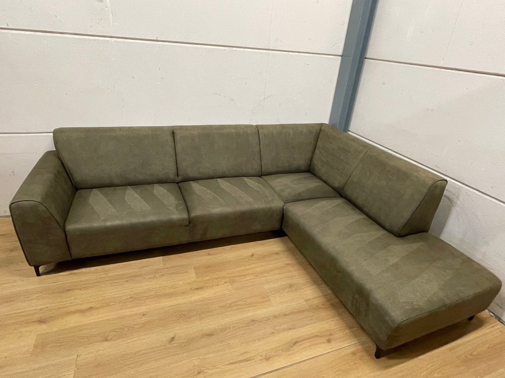 Mooie luxe suede moderne groene hoekbank - GEREINIGD!!!, Huis en Inrichting, Ophalen, 250 tot 300 cm, Luxe, Hoekbank