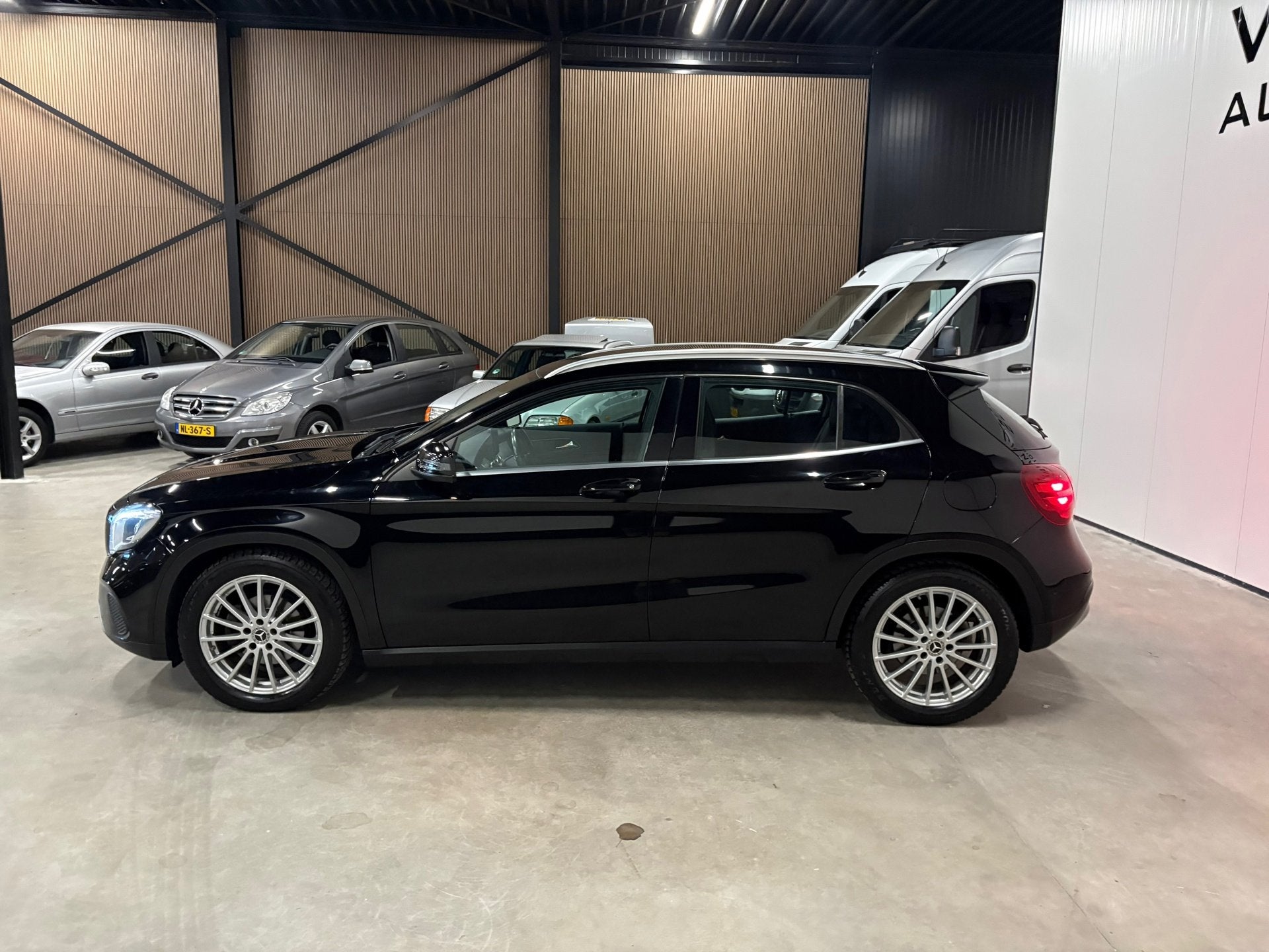 Mercedes-Benz GLA-klasse 200 d Premium Automaat LED Dealeron, Auto's, Dealer onderhouden, 136 pk, 4 cilinders, Leder en Stof