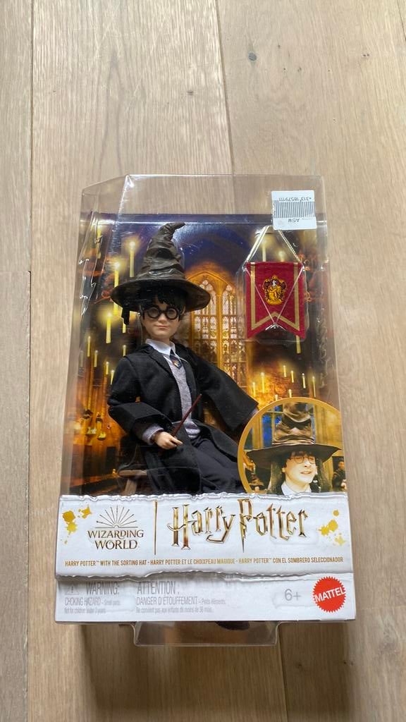 Harry Potter pop met sorteerhoed, stoel en vlag - Ongeopend, Verzamelen, Harry Potter, Ophalen of Verzenden, Nieuw, Actiefiguurtje