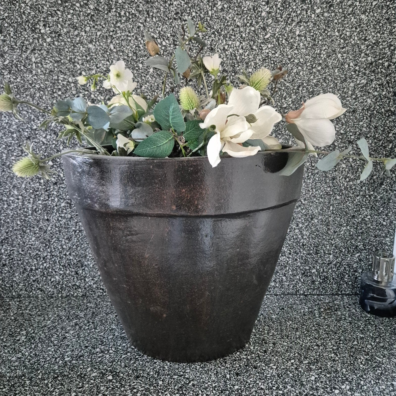 Grote bruine pot opgemaakt met zijden bloemen, Huis en Inrichting, Ophalen, Gebruikt, Bruin, 40 cm