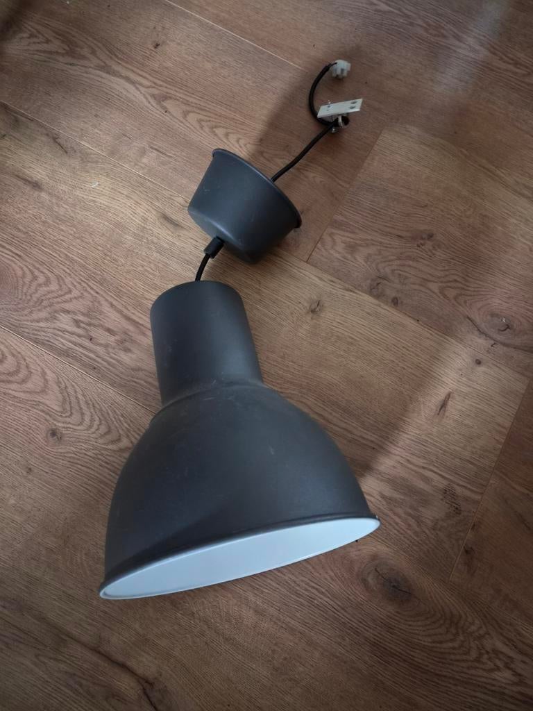 Donkergrijze industriële hanglamp, Ophalen